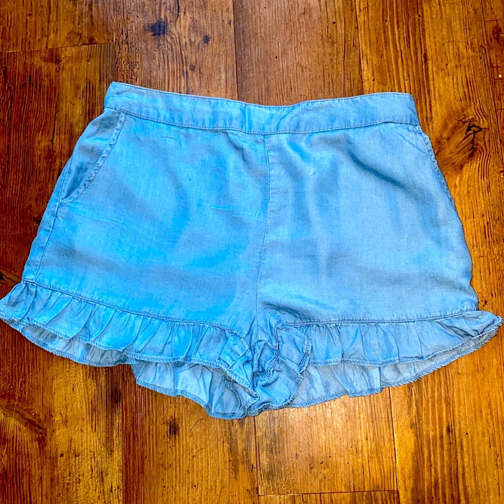 Ruffle detailed short shorts